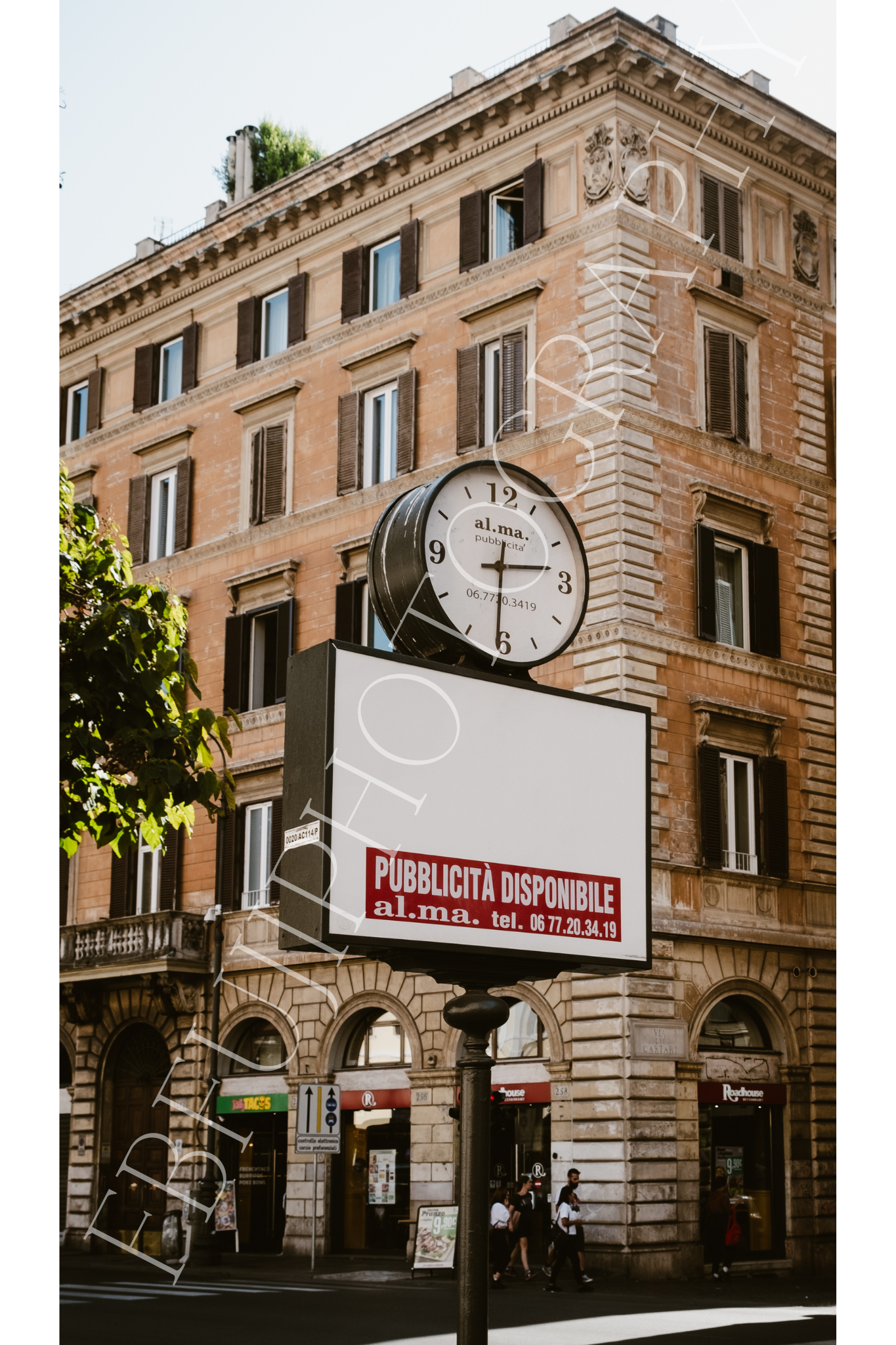 Römische Straßenszene mit Uhr – Urban Fine-Art Print | Zeitlose Fotografie aus Rom