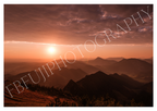 Chiemgau Sonnenaufgang – Fine Art Alpen Panorama | Goldenes Morgenlicht & Bergsilhouetten – Bayern Natur Wandkunst
