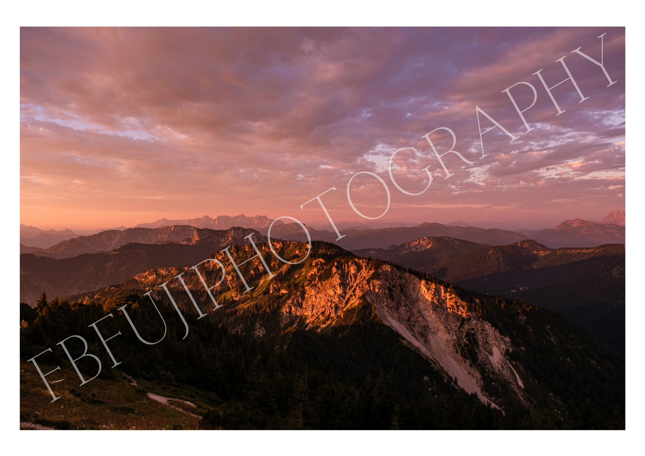 Chiemgau Bergglühen – Fine Art Alpenlandschaft | Dramatische Felsformation & Abendlicht – Bayern Natur Wandkunst