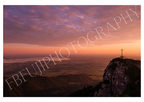 Gipfelmoment im Chiemgau – Fine Art Alpen Panorama | Sonnenaufgang & Kreuzblick zum Chiemsee – Bayern Natur Wandkunst