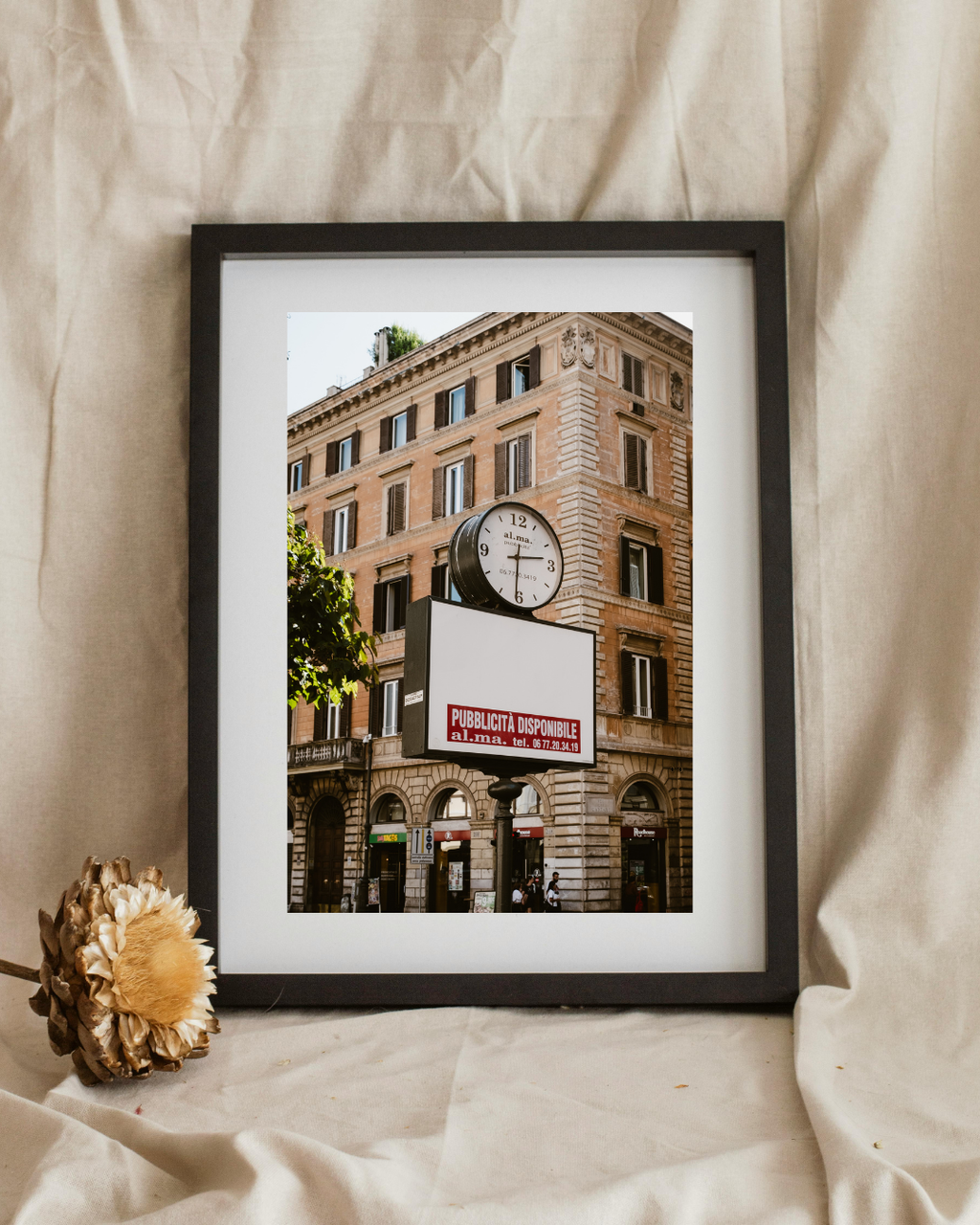 Römische Straßenszene mit Uhr – Urban Fine-Art Print | Zeitlose Fotografie aus Rom