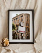 Römische Straßenszene mit Uhr – Urban Fine-Art Print | Zeitlose Fotografie aus Rom