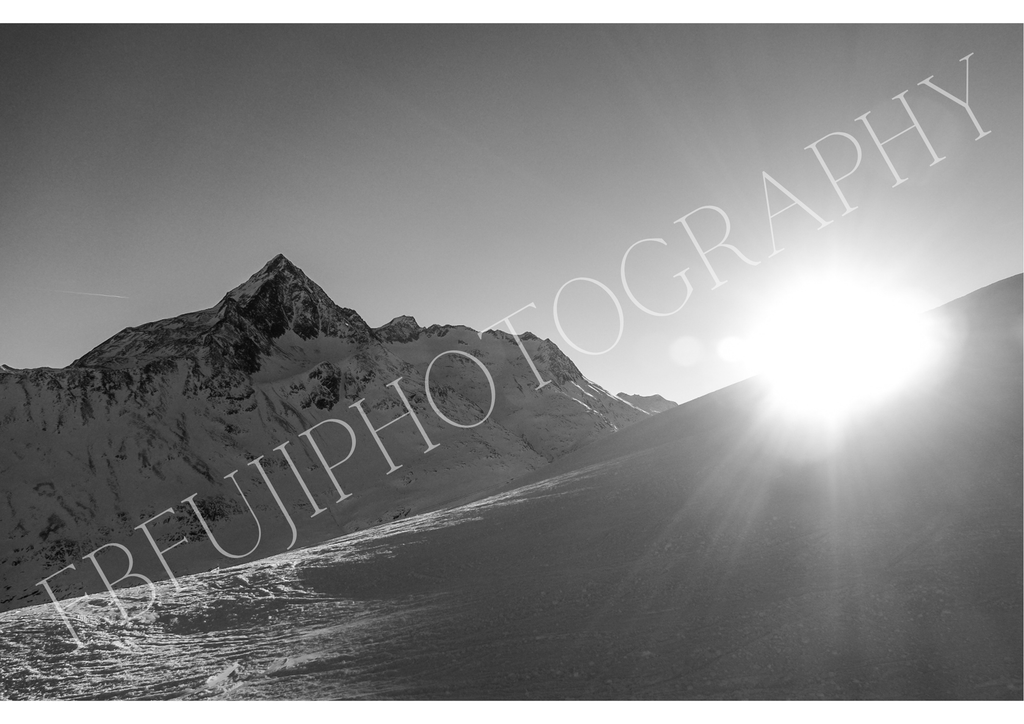 Alpine Dawn – Schwarzweiß Fine Art Fotografie | Strahlende Wintersonne & Mächtiger Berggipfel – Minimalistische Alpen Wandkunst