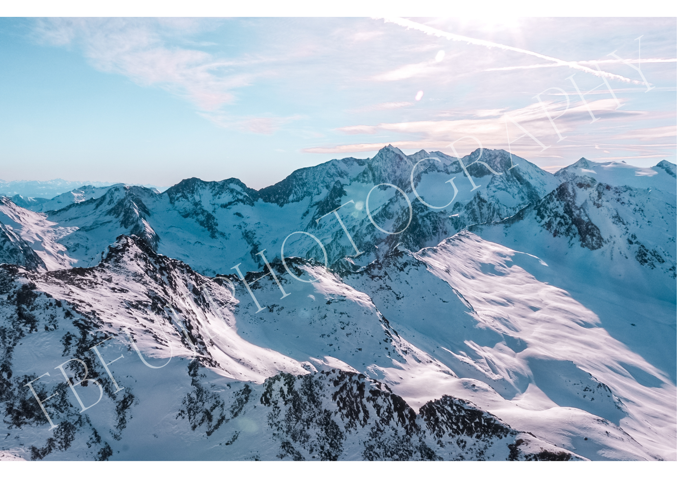 Frozen Peaks – Fine Art Alpen Fotografie | Kristallklare Winterlandschaft & Schneepanorama – Alpine Wandkunst in Blau