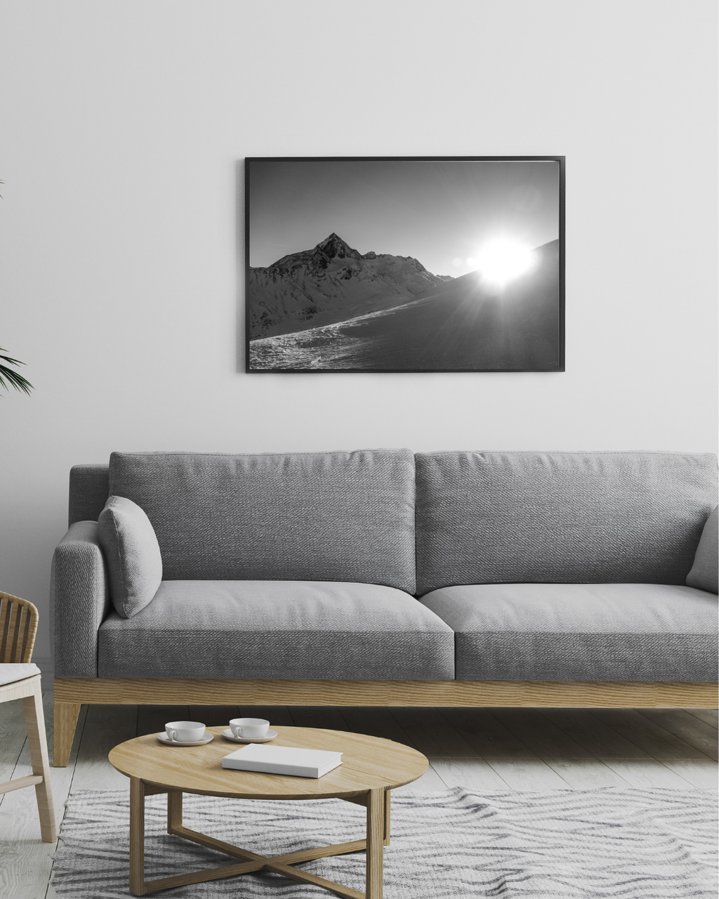 Alpine Dawn – Schwarzweiß Fine Art Fotografie | Strahlende Wintersonne & Mächtiger Berggipfel – Minimalistische Alpen Wandkunst