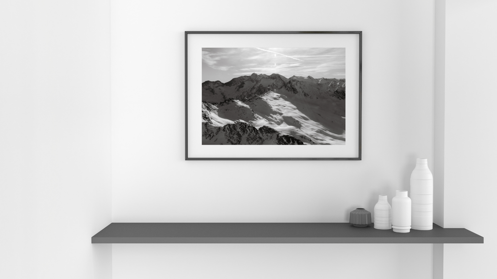 Alpine Silence – Schwarzweiß Fine Art Fotografie | Majestätische Schneelandschaft & Bergpanorama – Zeitlose Alpen Wandkunst