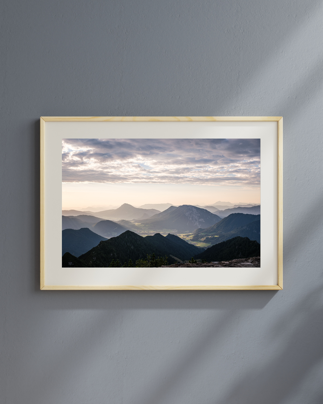 Alpen Morgenlicht im Chiemgau – Fine Art Landschaftsfotografie | Bergsilhouetten & Talnebel – Bayern Natur Wandkunst
