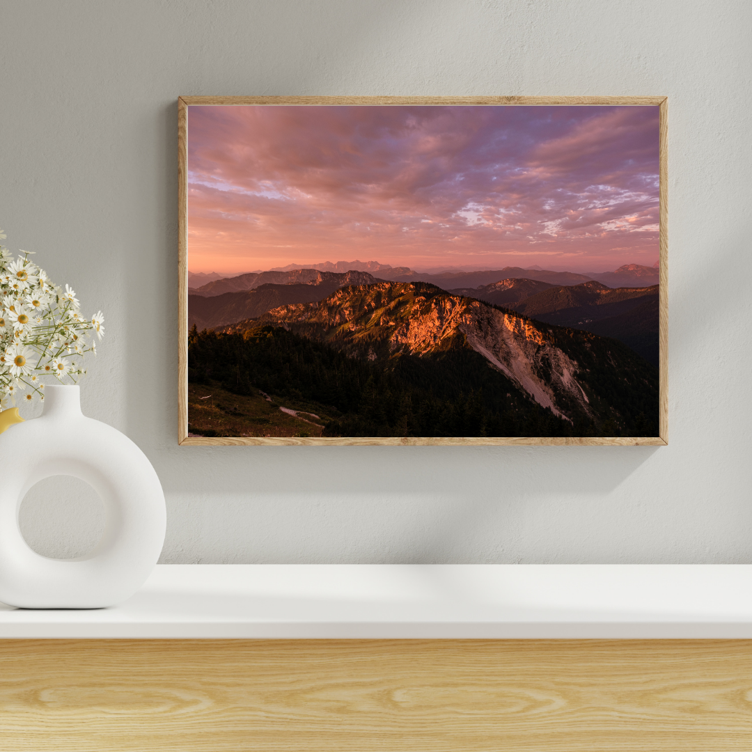 Chiemgau Bergglühen – Fine Art Alpenlandschaft | Dramatische Felsformation & Abendlicht – Bayern Natur Wandkunst
