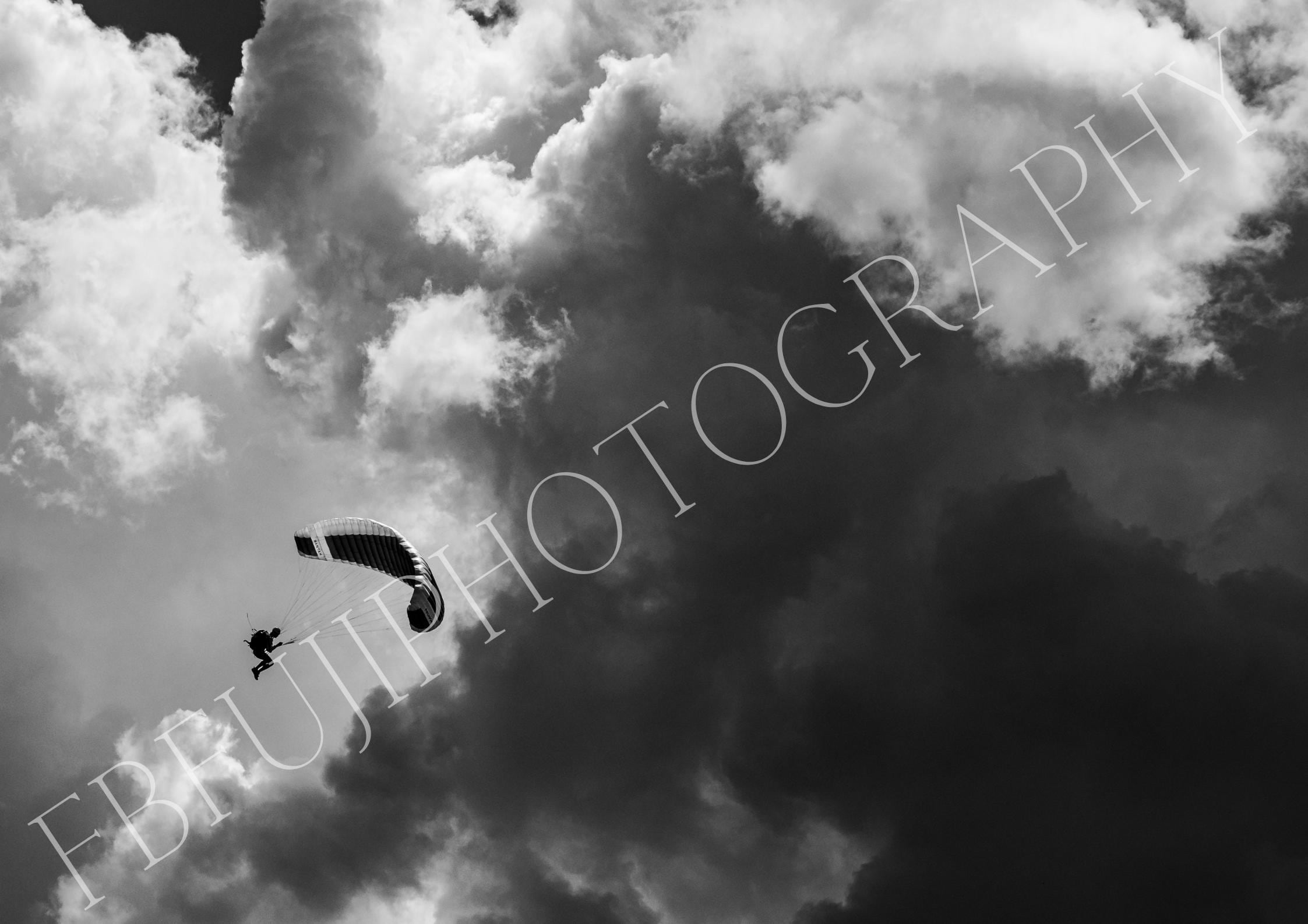 Paraglider Schwarzweiß Fotografie | Abenteuer Kunstprint | Modernes Wandbild
