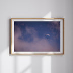 Minimalistisches Paragliding Poster | Gleitschirm im Nebel | Luftaufnahme mit Wolken | Wandbild in Rosa & Blau