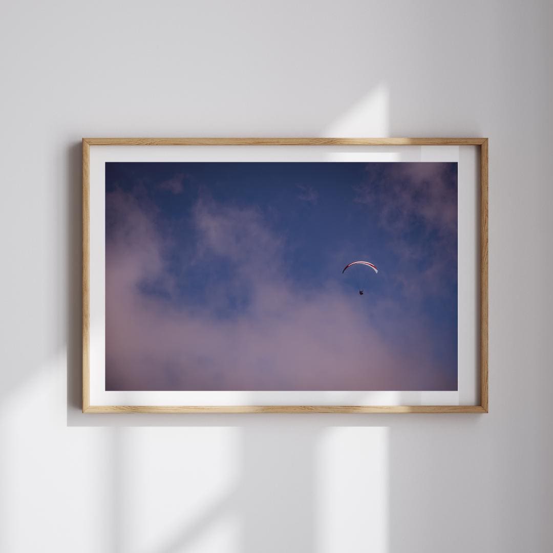 Minimalistisches Paragliding Poster | Gleitschirm im Nebel | Luftaufnahme mit Wolken | Wandbild in Rosa & Blau