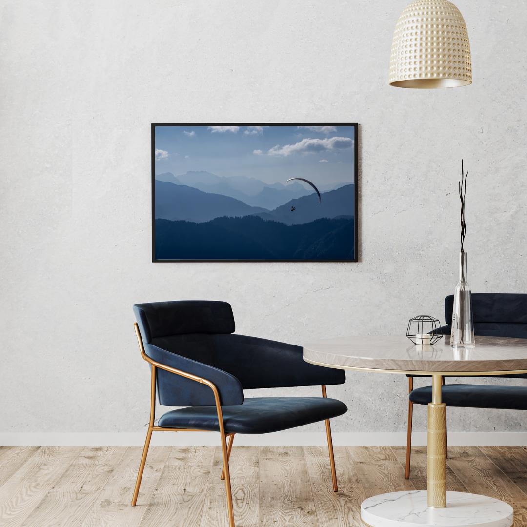 Paragliding über Bergen | Gleitschirm Fotodruck mit Alpenpanorama | Wandbild in Blau & Grau | Naturposter mit Weitblick