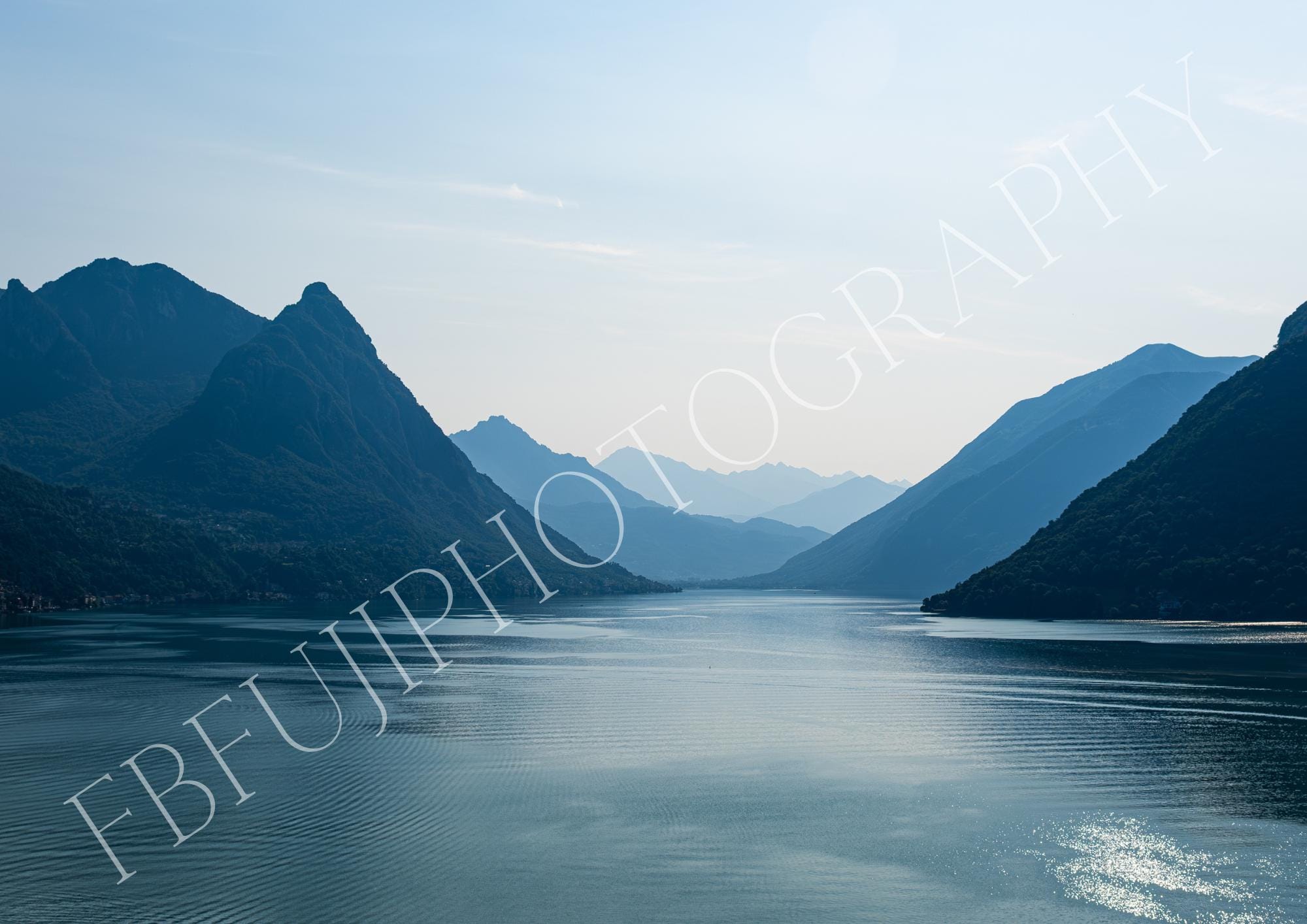 Landschaftsposter See & Berge | Minimalistischer Fotodruck in Blau | Natur Panorama Kunst