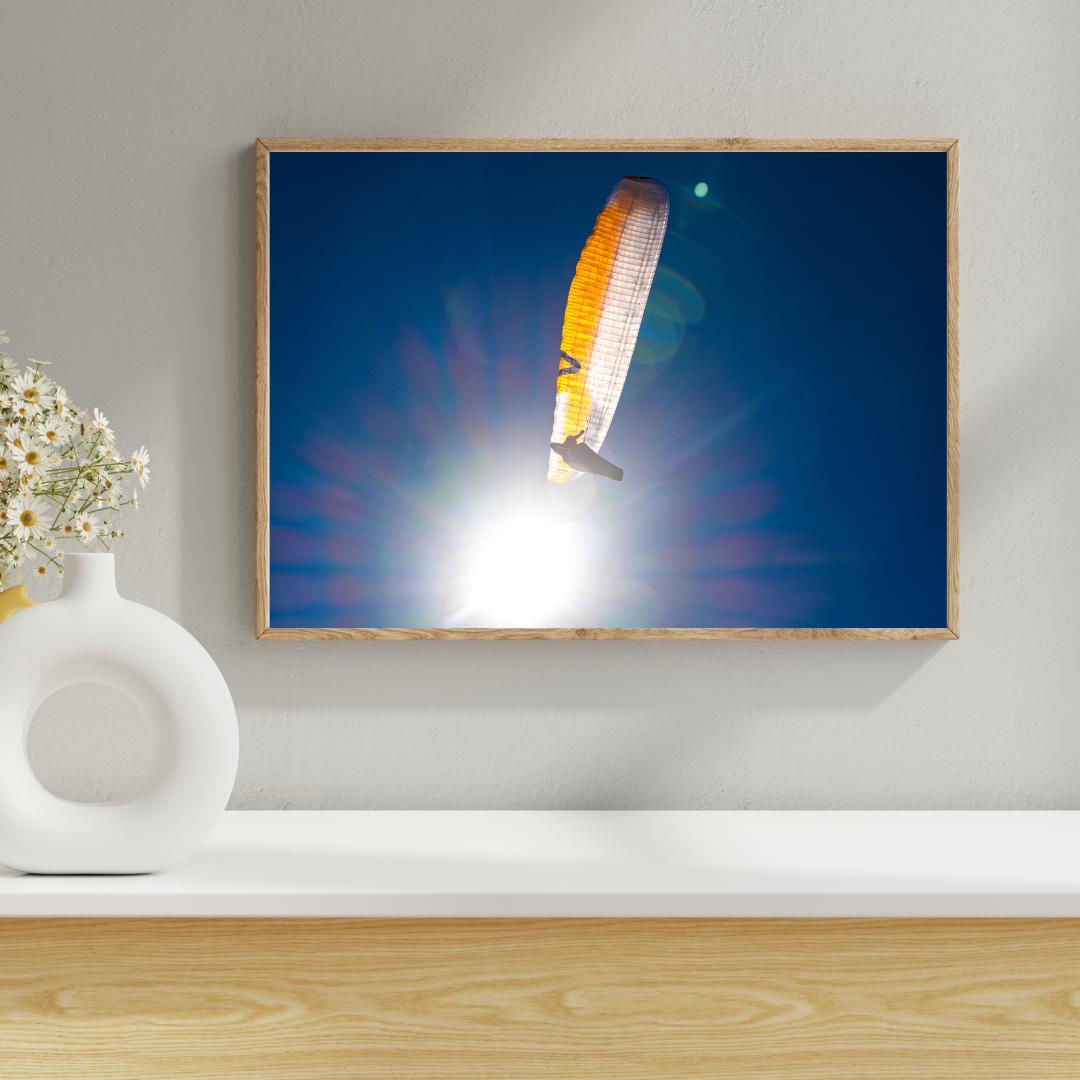 Paragliding Fotografie Poster | Moderne Wandkunst in Gelb & Blau - Geschenk für Abenteuerlustige