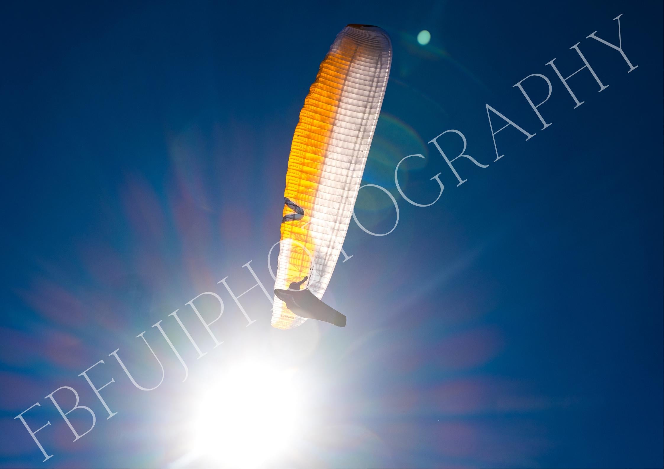 Paragliding Fotografie Poster | Moderne Wandkunst in Gelb & Blau - Geschenk für Abenteuerlustige