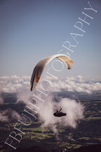 Paragliding Fotografie über Wolken | Landschaft von oben | Gleitschirm Poster | Wandbild Abenteuer & Freiheit