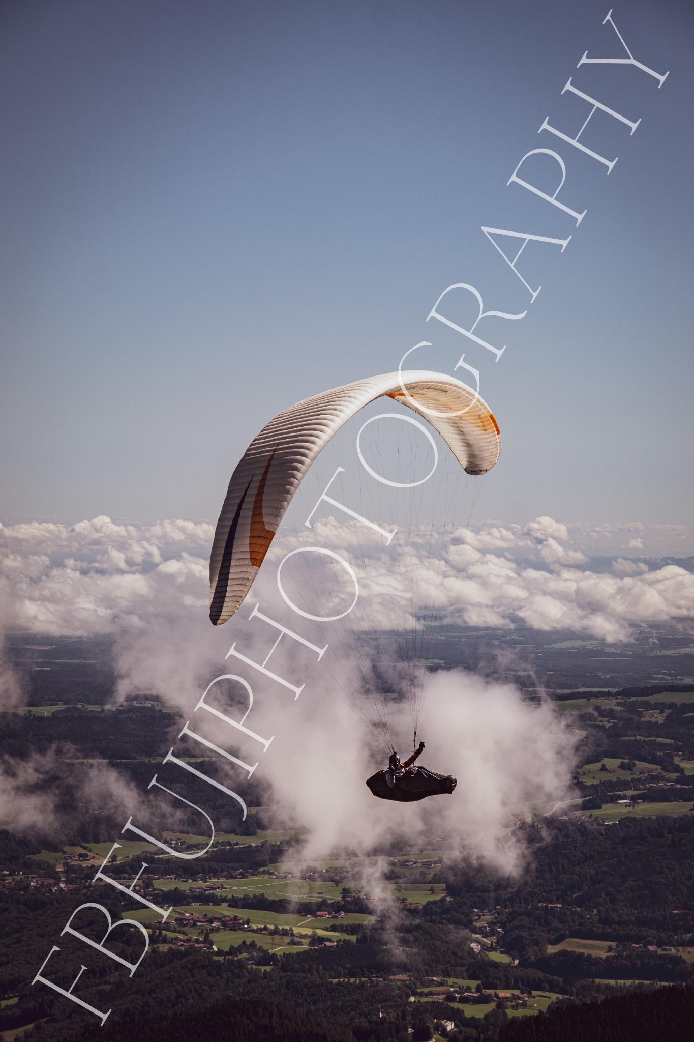 Paragliding Fotografie über Wolken | Landschaft von oben | Gleitschirm Poster | Wandbild Abenteuer & Freiheit