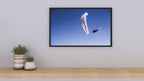 Paragliding Minimal Poster | Klarer Himmel & Freiheit | Weißer Gleitschirm Kunstprint | Moderne Wanddeko in Blau