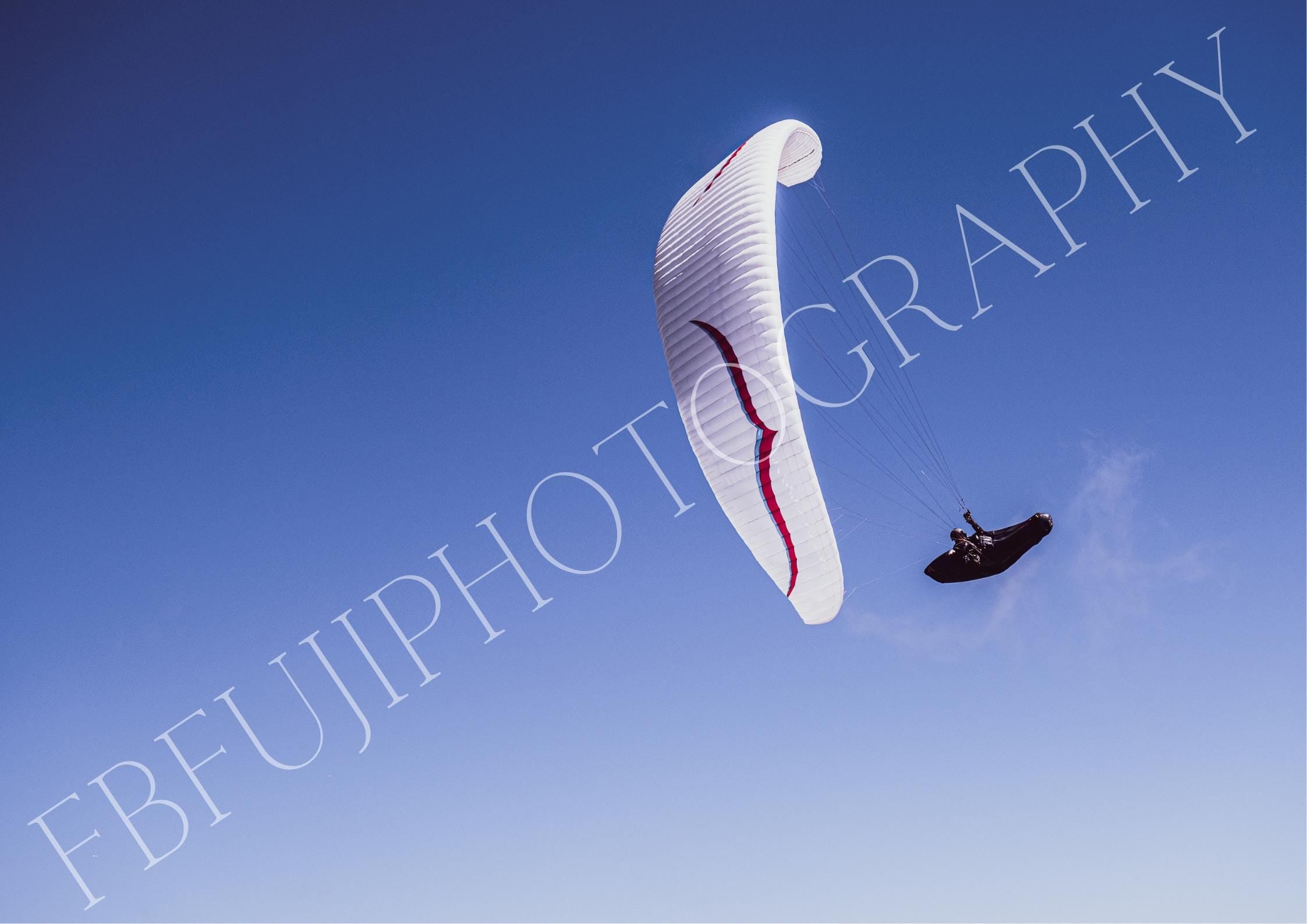 Paragliding Minimal Poster | Klarer Himmel & Freiheit | Weißer Gleitschirm Kunstprint | Moderne Wanddeko in Blau