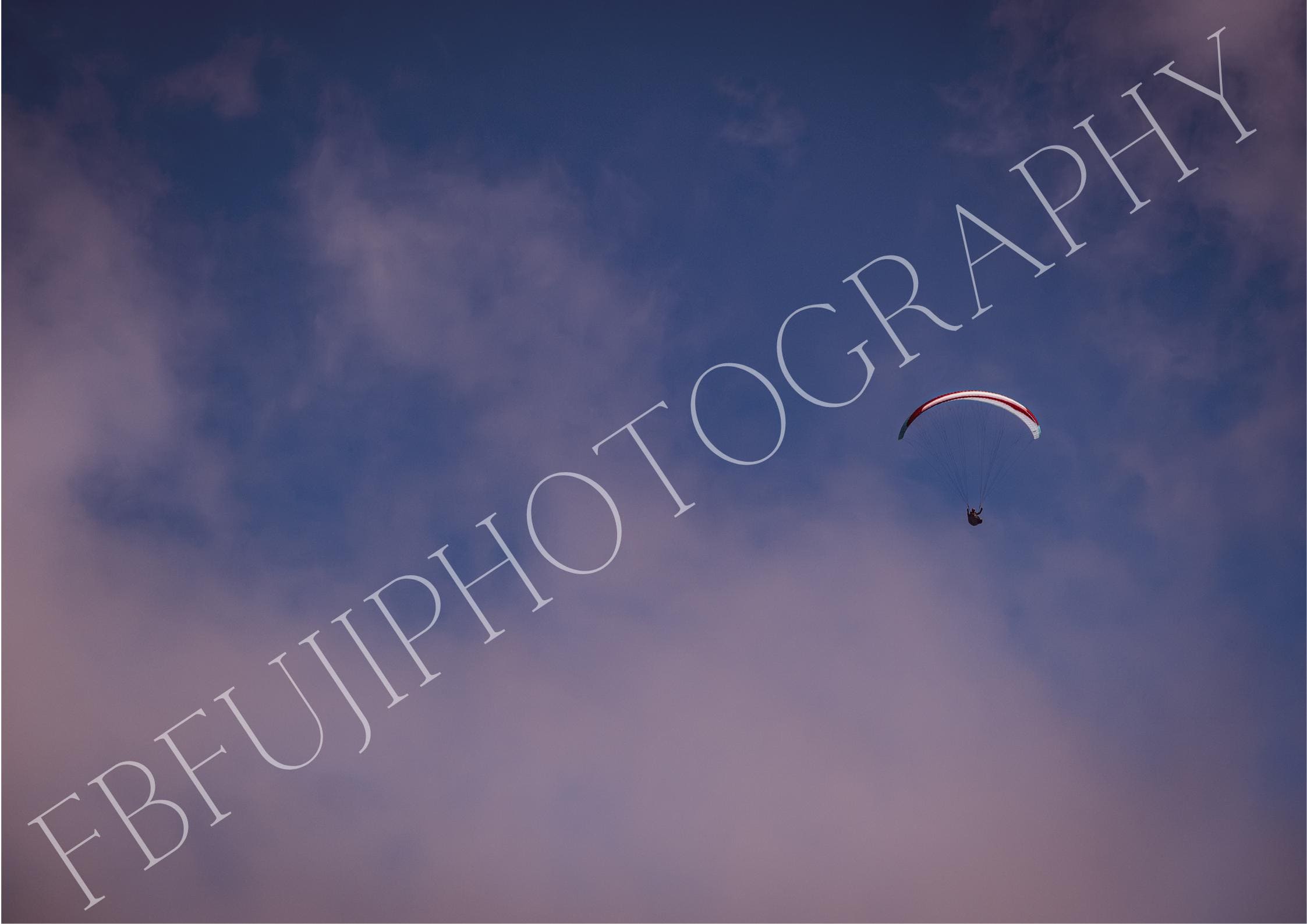 Minimalistisches Paragliding Poster | Gleitschirm im Nebel | Luftaufnahme mit Wolken | Wandbild in Rosa & Blau
