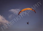 Gleitschirm Poster mit Sonnenlicht | Paragliding Fotodruck in Orange & Blau | Luftaufnahme Wandbild für Abenteurer