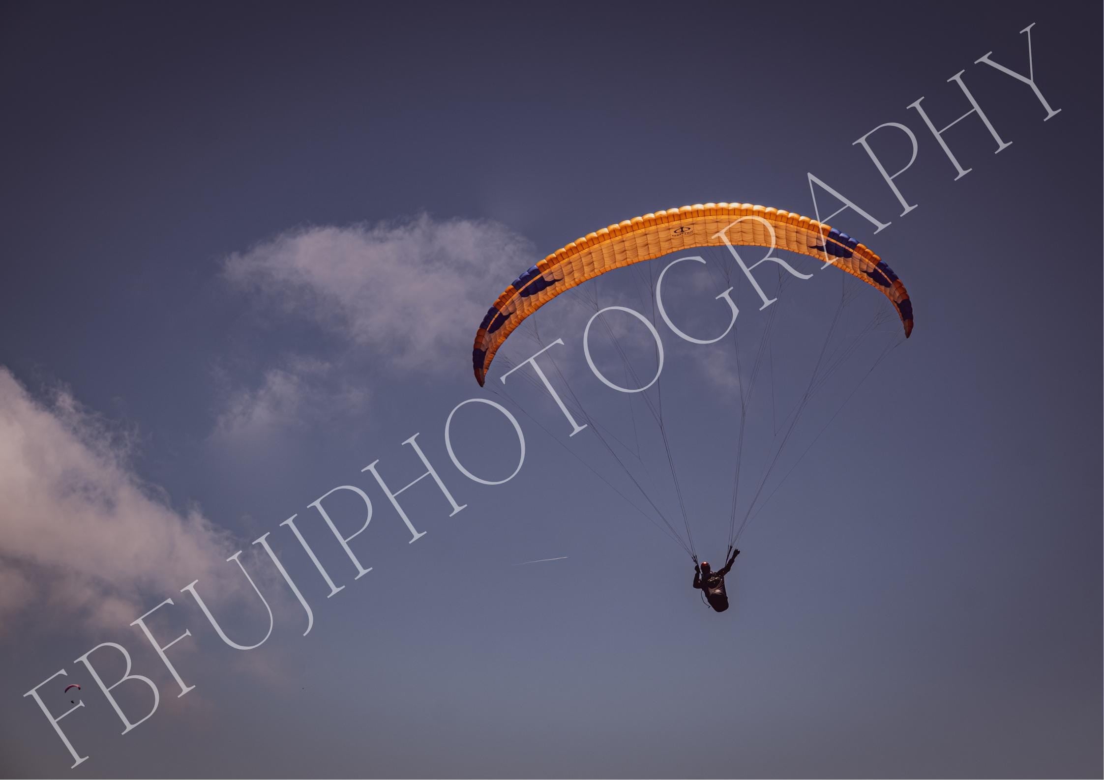 Gleitschirm Poster mit Sonnenlicht | Paragliding Fotodruck in Orange & Blau | Luftaufnahme Wandbild für Abenteurer