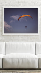 Gleitschirm Poster mit Sonnenlicht | Paragliding Fotodruck in Orange & Blau | Luftaufnahme Wandbild für Abenteurer