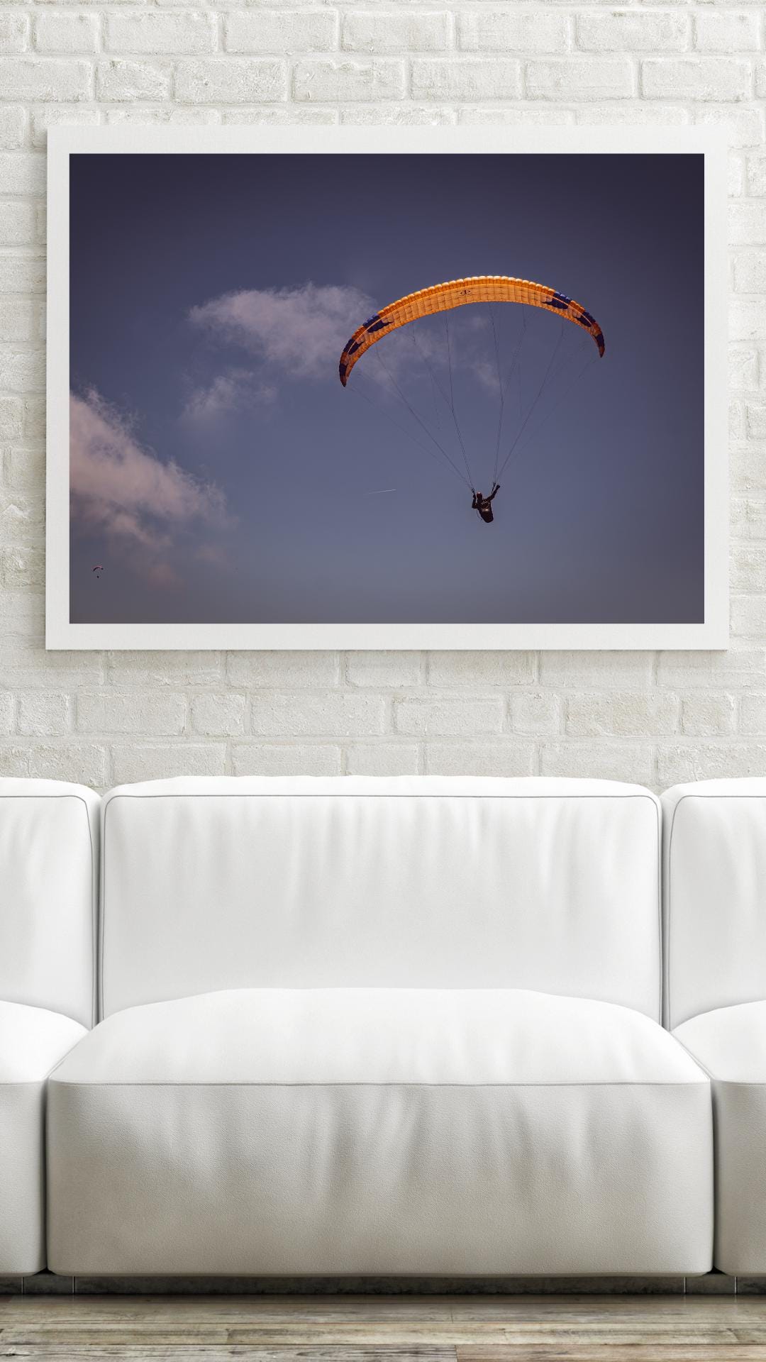 Gleitschirm Poster mit Sonnenlicht | Paragliding Fotodruck in Orange & Blau | Luftaufnahme Wandbild für Abenteurer