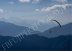 Paragliding über Bergen | Gleitschirm Fotodruck mit Alpenpanorama | Wandbild in Blau & Grau | Naturposter mit Weitblick