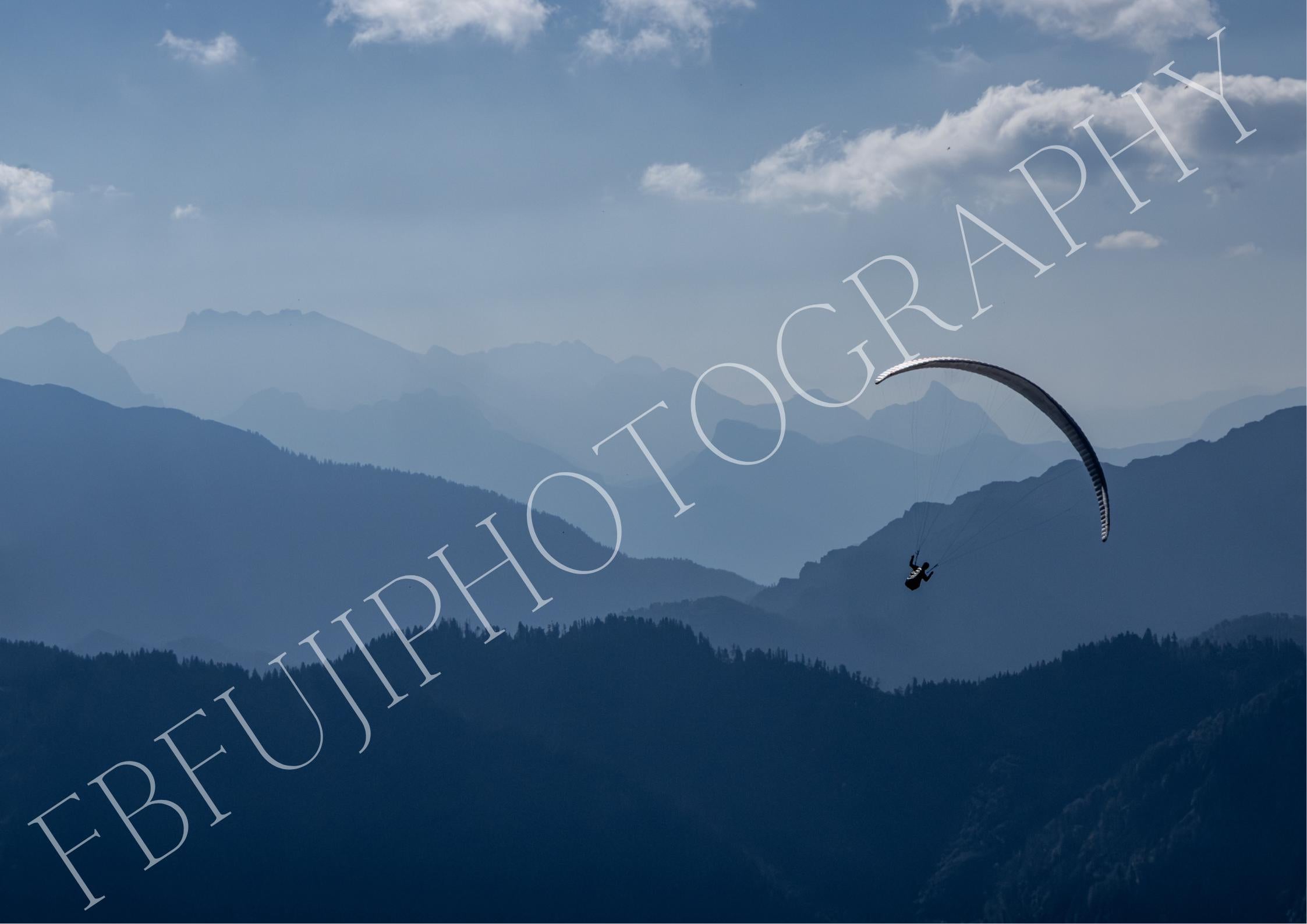 Paragliding über Bergen | Gleitschirm Fotodruck mit Alpenpanorama | Wandbild in Blau & Grau | Naturposter mit Weitblick