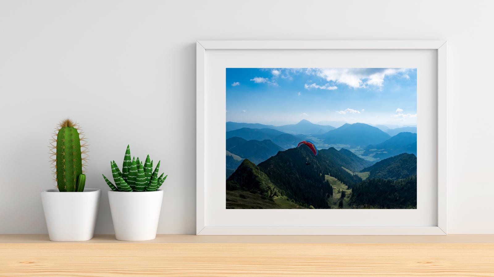 Gleitschirm über Berglandschaft | Paragliding Fotokunst in Blau & Grün | Panorama Wandbild mit Talblick