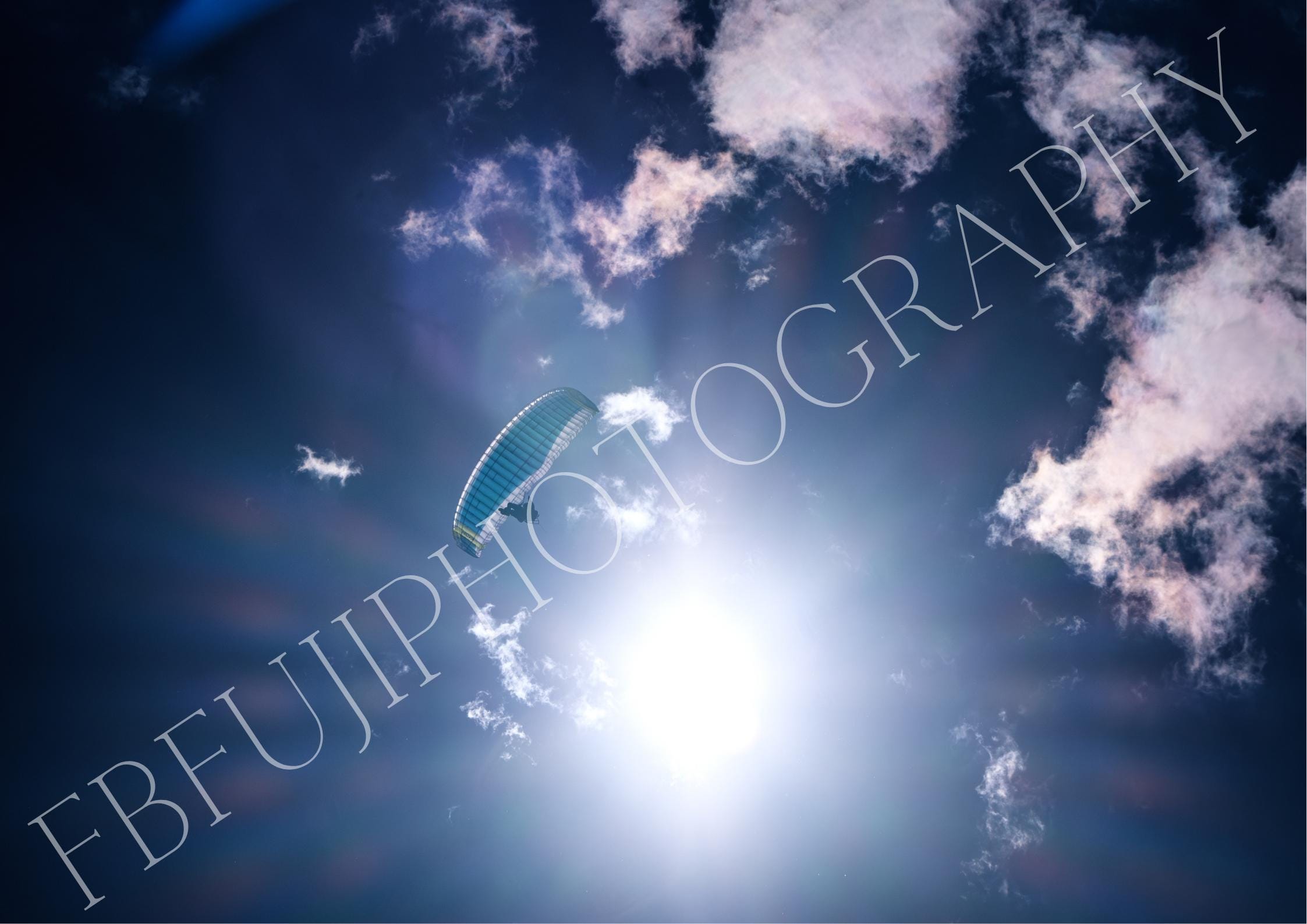 Gleitschirm gegen Sonnenlicht | Paragliding Fotografie mit Lichtstrahlen | Dramatisches Wandbild Himmel & Wolken