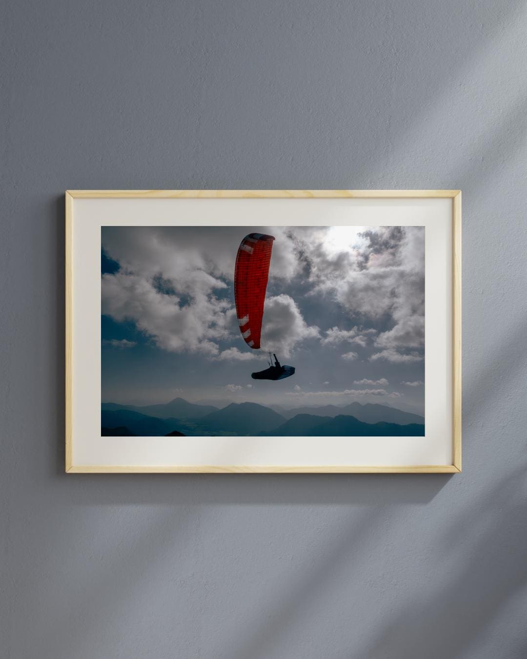 Paragliding mit rotem Schirm | Dramatischer Himmel & Berge | Gleitschirm Poster mit Wolken | Abenteuer Wandbild