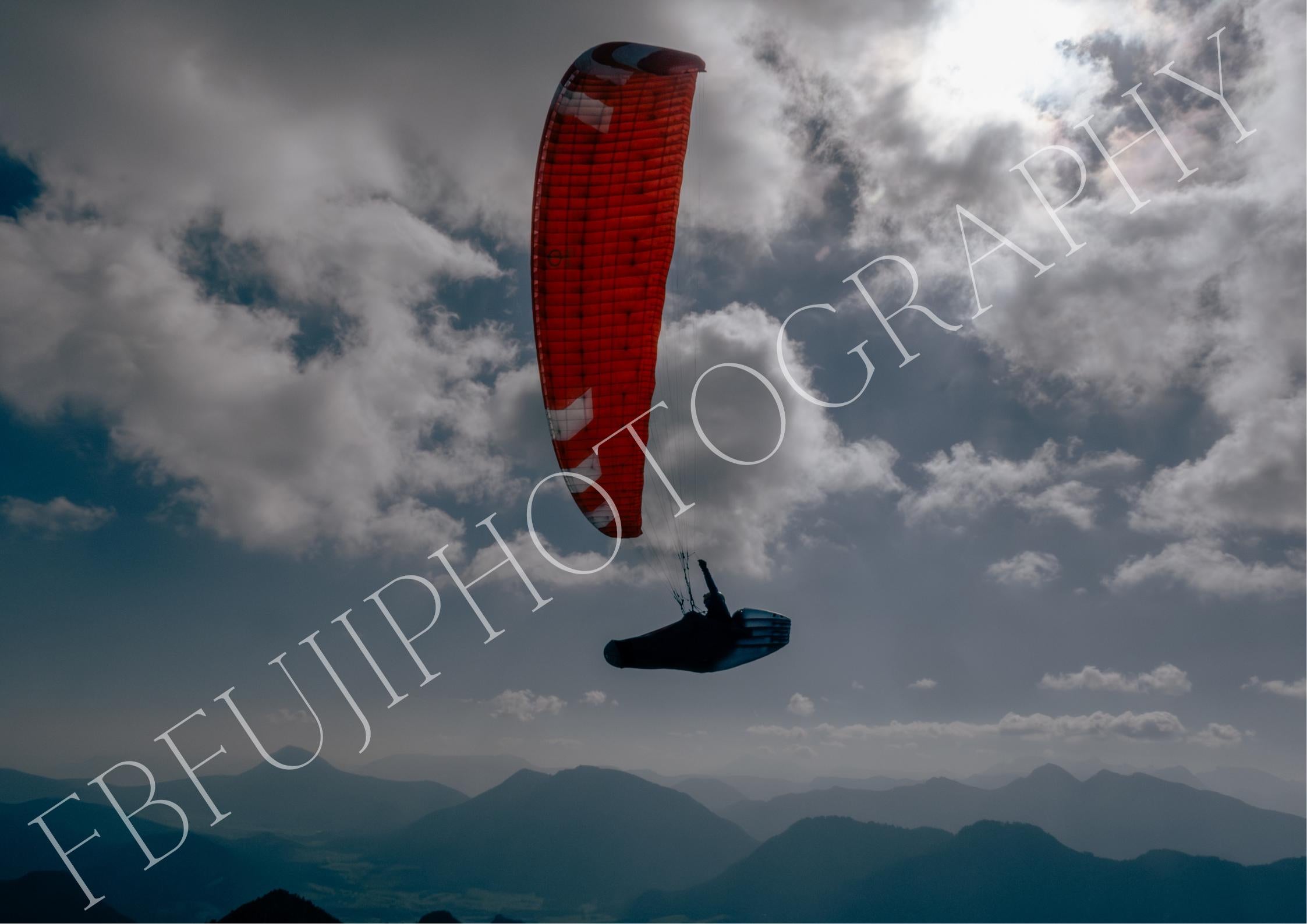 Paragliding mit rotem Schirm | Dramatischer Himmel & Berge | Gleitschirm Poster mit Wolken | Abenteuer Wandbild