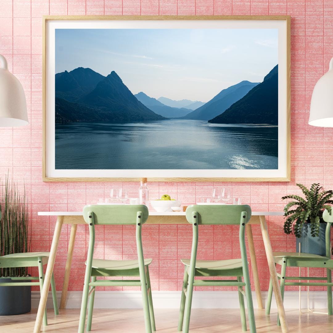 Landschaftsposter See & Berge | Minimalistischer Fotodruck in Blau | Natur Panorama Kunst