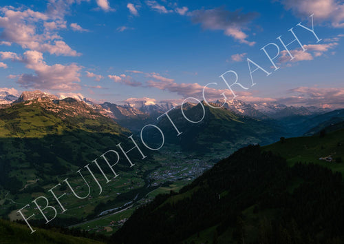 Alpen Panorama Fotodruck | Abendlicht in den Bergen | Landschaftsposter mit Talblick | Naturkunst für Wanddeko