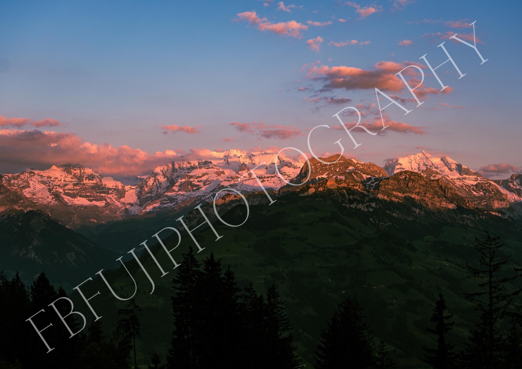 Alpenglühen Fotodruck | Sonnenuntergang über den Bergen | Landschaftsbild Alpen in Rosa & Gold | Panorama Wandbild Natur